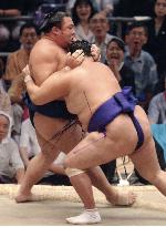 Chiyotaikai suffers first loss